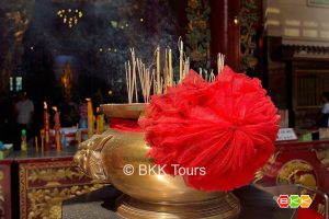 Bangkok tour with private tour guide ✅. Khlong Toey market, Jim Thompson, Silk factory, Golden Mount (Wat Saket), Golden Buddha (Wat Traimit), Chinatown.