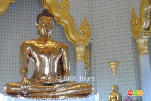 Visit Wat Traimit (Golden Buddha temple) on a Bangkok tour. The highlight at this temple in Chinatown is the 5.5 ton pure gold Buddha image.